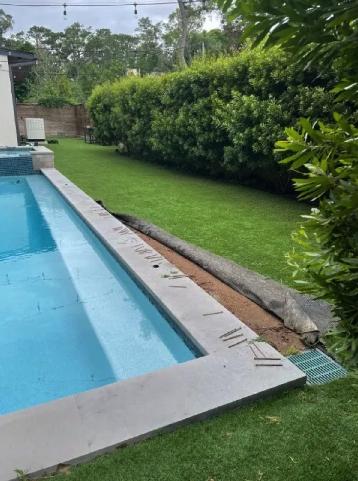 Laying and seaming turf