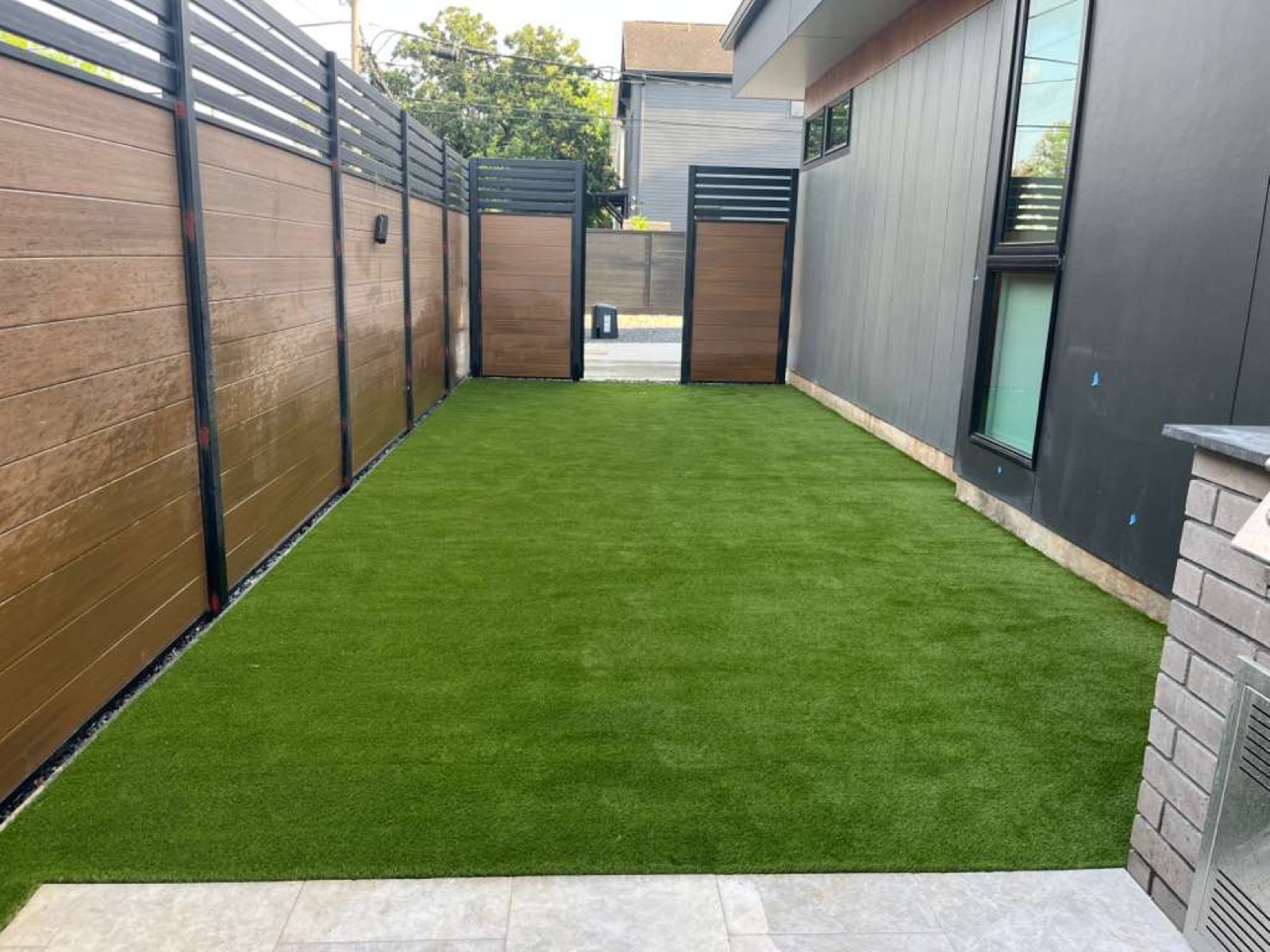 Modern side-yard turf
